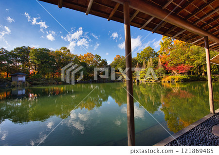 橫館庭園的雪掛和紅葉景觀 橫館庭園的雪掛和紅葉景觀 121869485