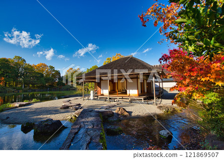 橫館庭園的雪掛和紅葉景觀 121869507