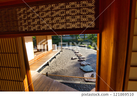 橫館庭園的雪掛和紅葉景觀 121869510