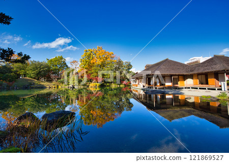 橫館庭園的雪掛和紅葉景觀 121869527