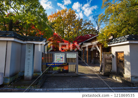 橫館庭園的雪掛和紅葉景觀 121869535