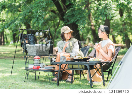 一個親密的家庭在公園和露營地享受日間露營、露營和燒烤。 121869750