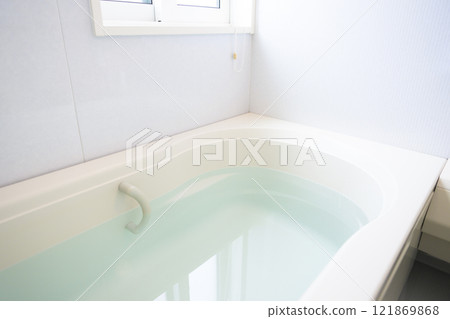 明亮的浴室 121869868