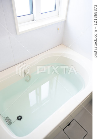 明亮的浴室 121869872