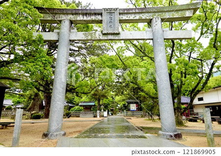 雨中的萩市 山口縣萩市的松下園宿所在的松影神社鳥居的風景 雨中的萩市 山口縣萩市的松下園宿所在的松影神社鳥居的風景 121869905