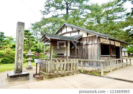 雨天的萩市 - 松影神社境內的松下園宿大樓風景 - 山口縣萩市 121869965