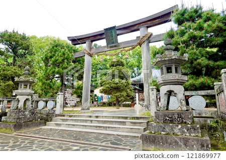 Rainy day in Hagi City: View of the main shrine gate of Shoin Shrine, where the Shokasonjuku school is located, Hagi City, Yamaguchi Prefecture 121869977
