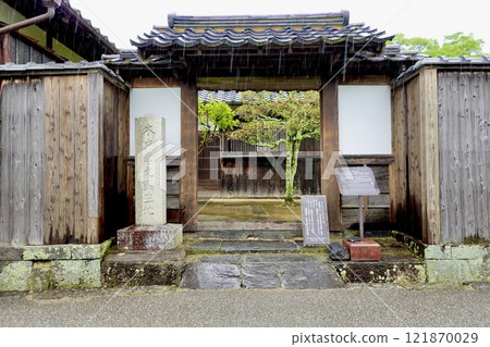 Rainy Hagi City, Hagi Castle Town, Scenery of the entrance of the former home of Takayoshi Kido (Kogoro Katsura), one of the three great men of the Meiji Restoration, Hagi City, Yamaguchi Prefecture 121870029