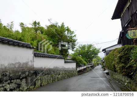 Rainy day in Hagi City, Hagi Castle Town, Kikuya Yokocho with its white plaster walls, Hagi City, Yamaguchi Prefecture Rainy day in Hagi City, Hagi Castle Town, Kikuya Yokocho with its white plaster walls, Hagi City, Yamaguchi Prefecture 121870056