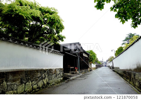 Rainy day in Hagi City, Hagi Castle Town, Kikuya Yokocho with its white plaster walls, Hagi City, Yamaguchi Prefecture 121870058