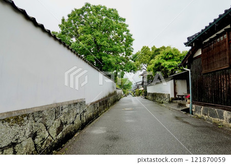 Rainy day in Hagi City, Hagi Castle Town, Kikuya Yokocho with its white plaster walls, Hagi City, Yamaguchi Prefecture Rainy day in Hagi City, Hagi Castle Town, Kikuya Yokocho with its white plaster walls, Hagi City, Yamaguchi Prefecture 121870059