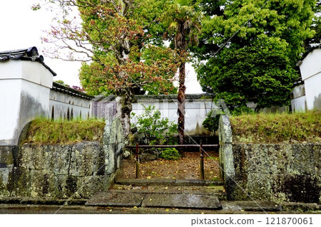 雨中的萩市 萩城下町 山口縣萩市立有第 26 代首相田中良一出生地的招牌的菊屋橫丁風景 121870061