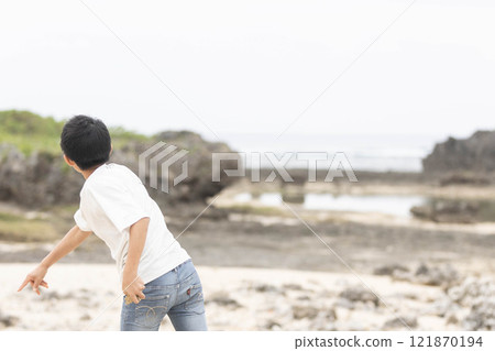 Throwing pose towards the sea Throwing pose towards the sea 121870194