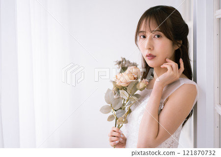 穿著婚紗的長黑髮的年輕女子 穿著婚紗的長黑髮的年輕女子 121870732