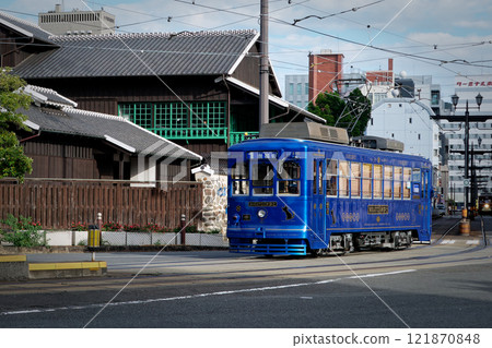 長崎出島前行駛的港電車 長崎出島前行駛的港電車 121870848