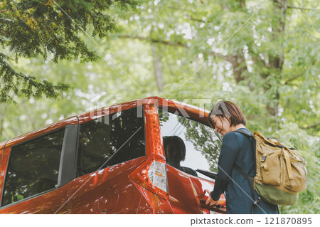 女性孤獨的旅行 121870895