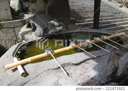 廣島縣尾道市牛虎神社：在地上洗手 121871922
