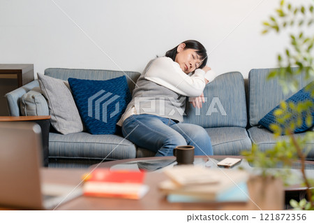 勞累過度的高階女性打盹 121872356