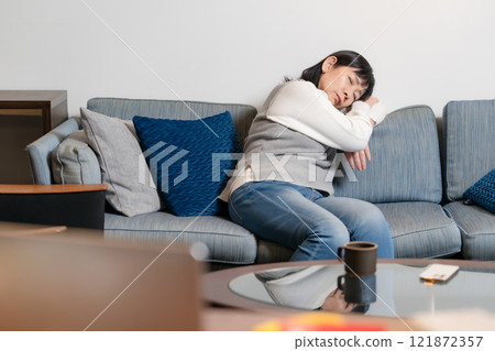 勞累過度的高階女性打盹 121872357