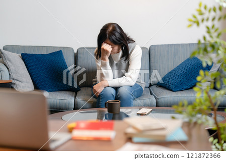擔心的資深婦女 121872366