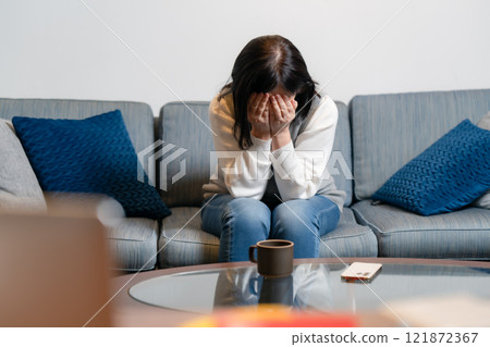 擔心的資深婦女 121872367