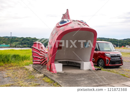 Fish Bus Stop/Asamacho Arakabu Bus Stop (Kakiurashima, Saikai City, Nagasaki Prefecture) 121872388
