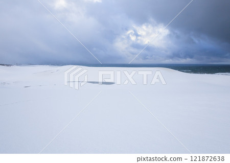 冬季鳥取沙丘的雪景 鳥取縣 鳥取沙丘 冬季鳥取沙丘的雪景 鳥取縣 鳥取沙丘 121872638