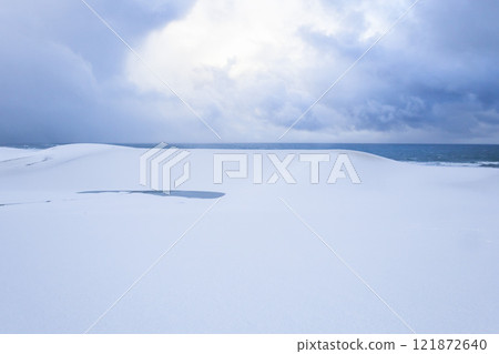 冬季鳥取沙丘的雪景 鳥取縣 鳥取沙丘 冬季鳥取沙丘的雪景 鳥取縣 鳥取沙丘 121872640