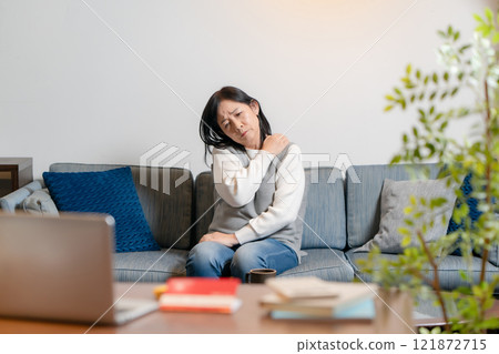 肩膀僵硬的高級女人 121872715