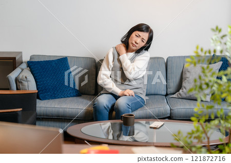 肩膀僵硬的高級女人 121872716