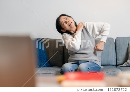 肩膀僵硬的高級女人 121872722