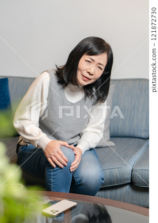 Knee pain Senior woman 121872730