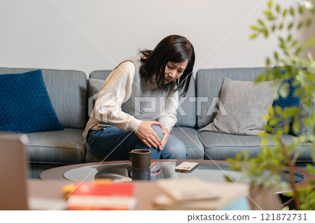 Knee pain Senior woman 121872731