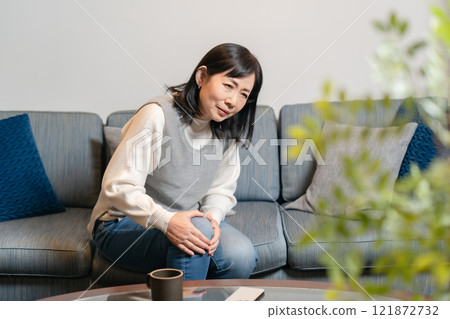 Knee pain Senior woman Knee pain Senior woman 121872732