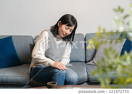 Knee pain Senior woman Knee pain Senior woman 121872733