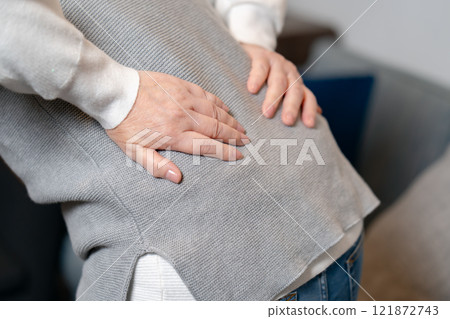 下背部疼痛高級女人的手 121872743