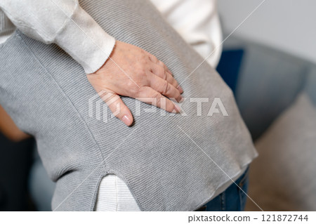 下背部疼痛高級女人的手 121872744