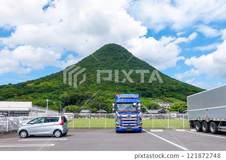 飯野山,又稱贊岐富士,位於一輛大卡車的後方(香川縣丸龜市) 飯野山,又稱贊岐富士,位於一輛大卡車的後方(香川縣丸龜市) 121872748