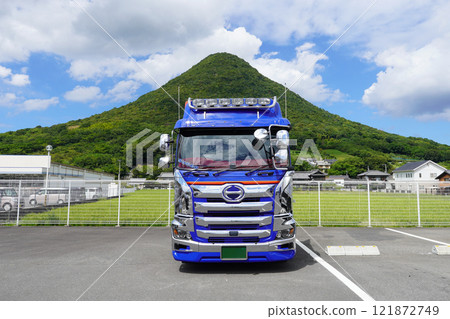 飯野山,又稱贊岐富士,位於一輛大卡車的後方(香川縣丸龜市) 飯野山,又稱贊岐富士,位於一輛大卡車的後方(香川縣丸龜市) 121872749