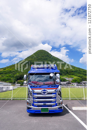 Mount Iino, also known as Sanuki Fuji, can be seen behind a large truck (Marugame City, Kagawa Prefecture) 121872750