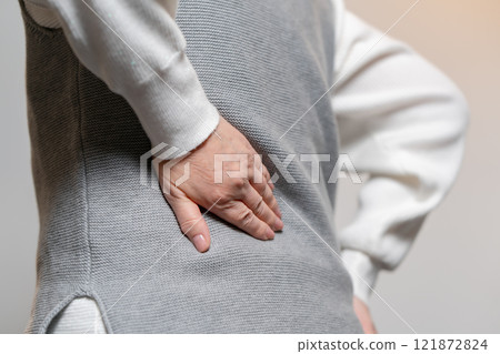 下背部疼痛高級女人的手 121872824