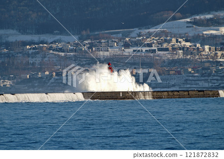 Otaru Port North Breakwater and Otaru Port North Secondary Breakwater Lighthouse when a high wave warning was issued 121872832