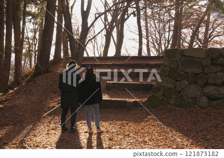 兩人在異國本丸宮遺址回憶遠古 121873182