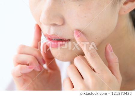 關心法令紋的女性 121873423