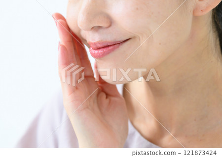 Beauty Cheek Middle-aged woman Beauty Cheek Middle-aged woman 121873424