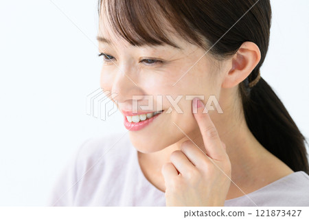 中年女性美麗臉頰 121873427