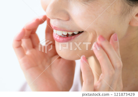 Beauty Cheek Middle-aged woman 121873429