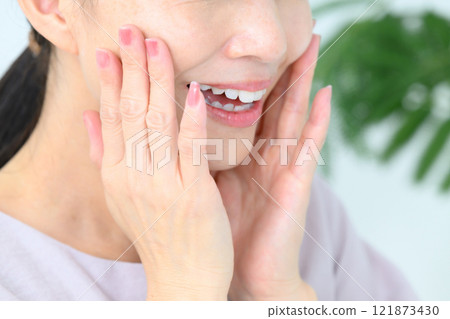 中年女性美麗臉頰 121873430