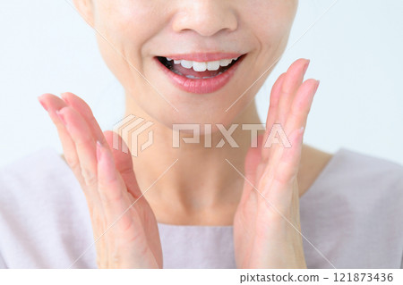 中年女性美麗臉頰 121873436