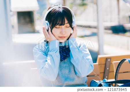 高中女生在車站的平台上聽音樂 121873945